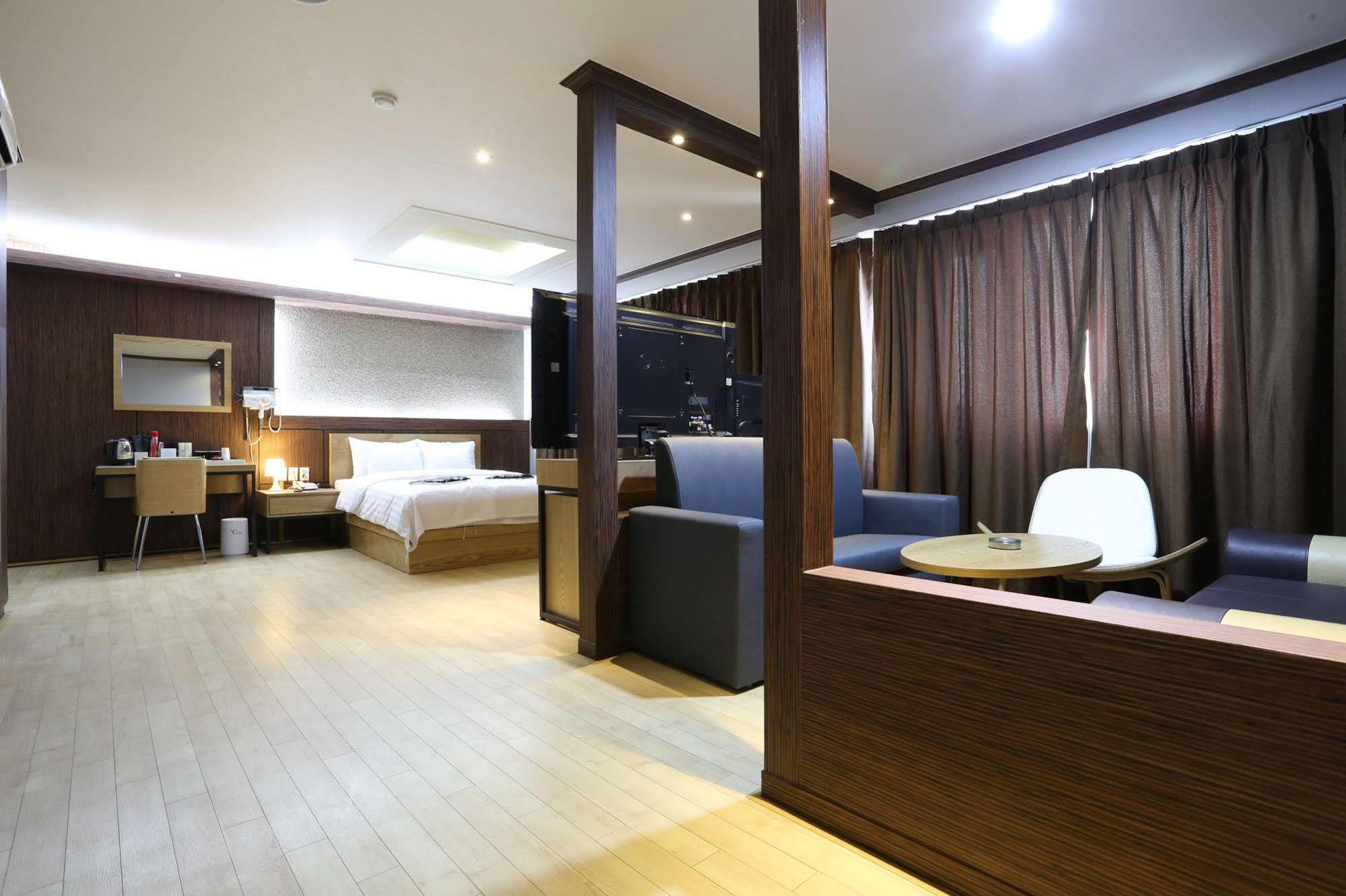 Y Ocean Hotel Йосу Экстерьер фото