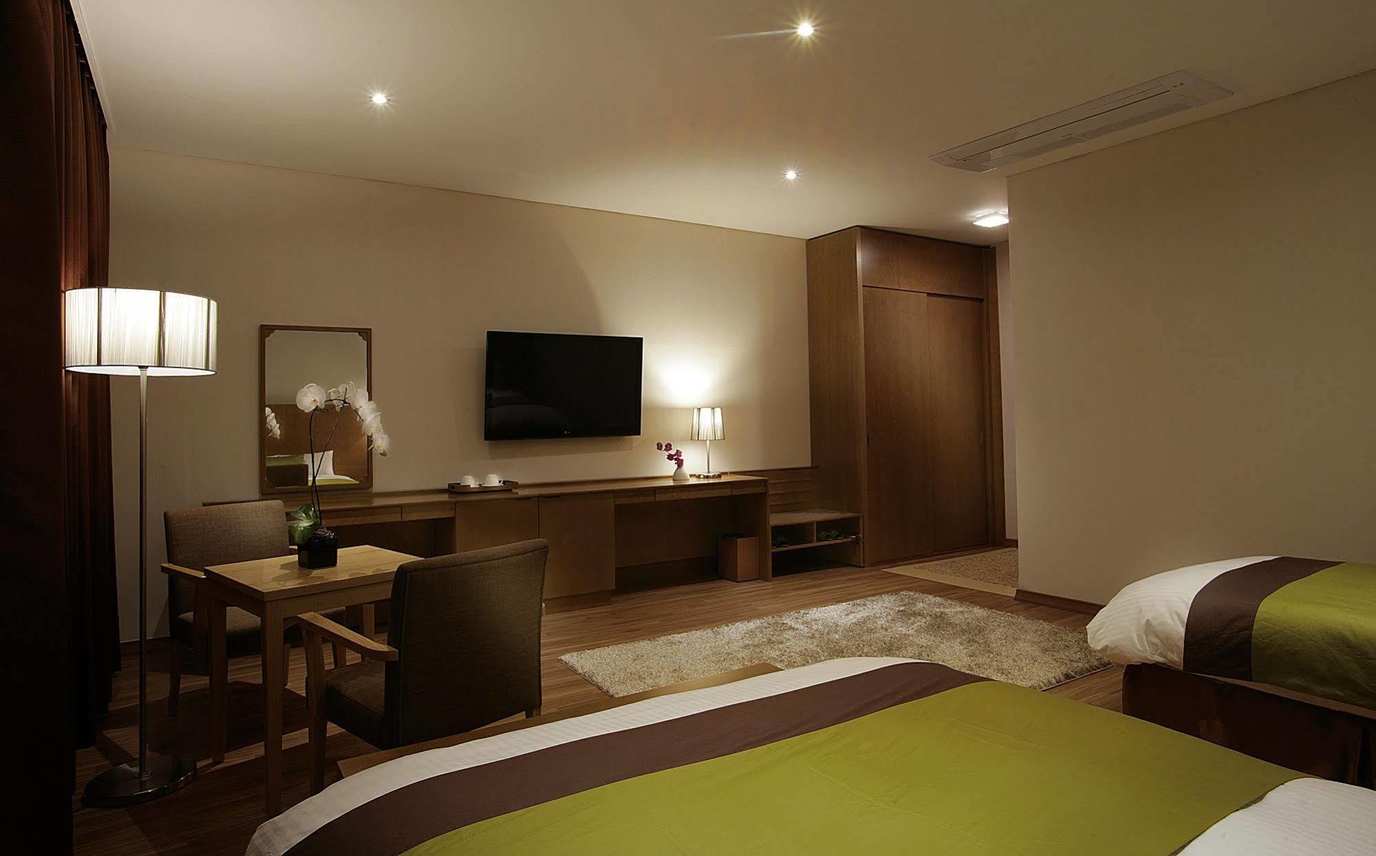 Y Ocean Hotel Йосу Экстерьер фото
